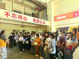 韵达海口海甸西服务部开展园“毕业季”活动 学生发货多是行李-物流之家