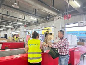 顺丰工会组织“清凉一夏”主题活动 为小哥们送冷饮等解暑物品-物流之家