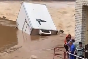 四川达州雨季暴雨 货车涉险过河 被大水冲走-物流之家