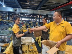 韵达开展“夏日送清凉”慰问活动 为员工送解暑物品-物流之家