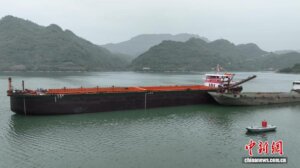 长江上游迎“绿色巨无霸”：云南首艘万吨级新能源船舶下水-物流之家