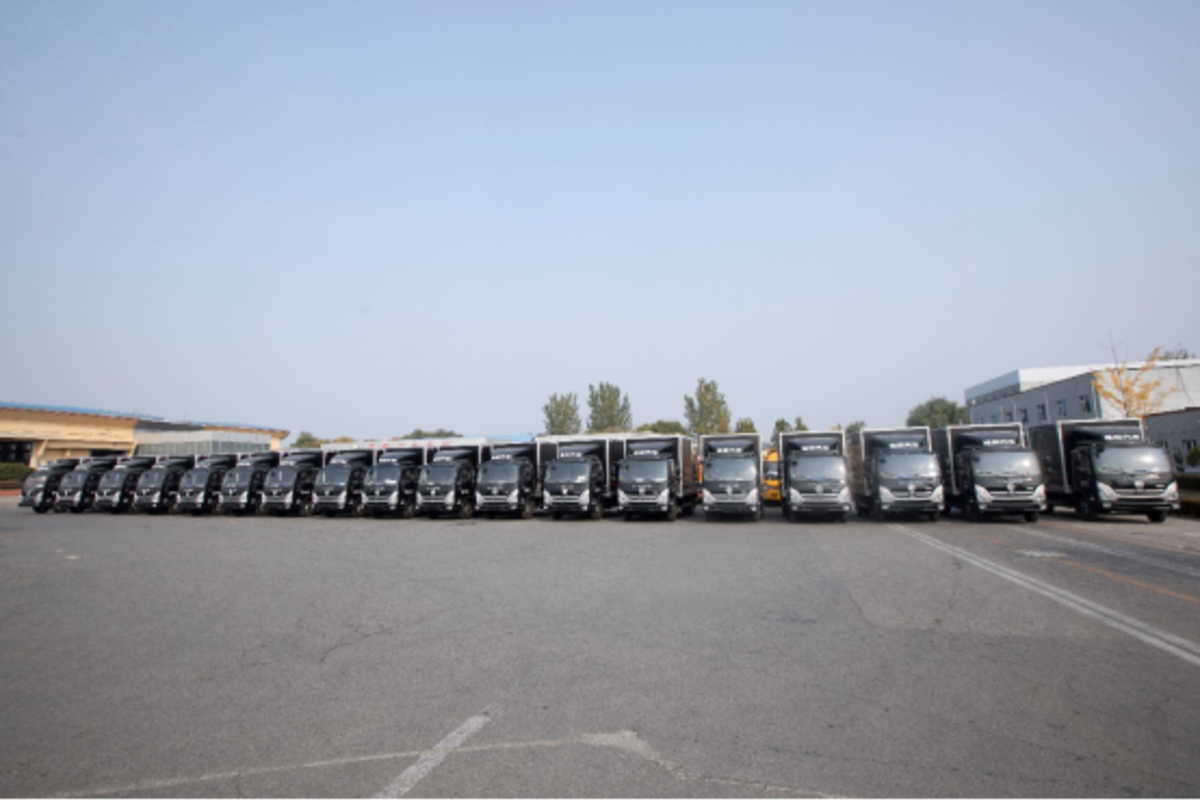 首批32台奥铃速运BUFF版交付顺丰物流